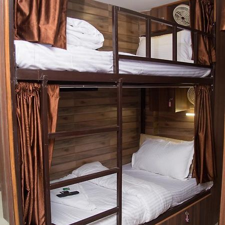 Padne Dormitory Мумбаи Экстерьер фото